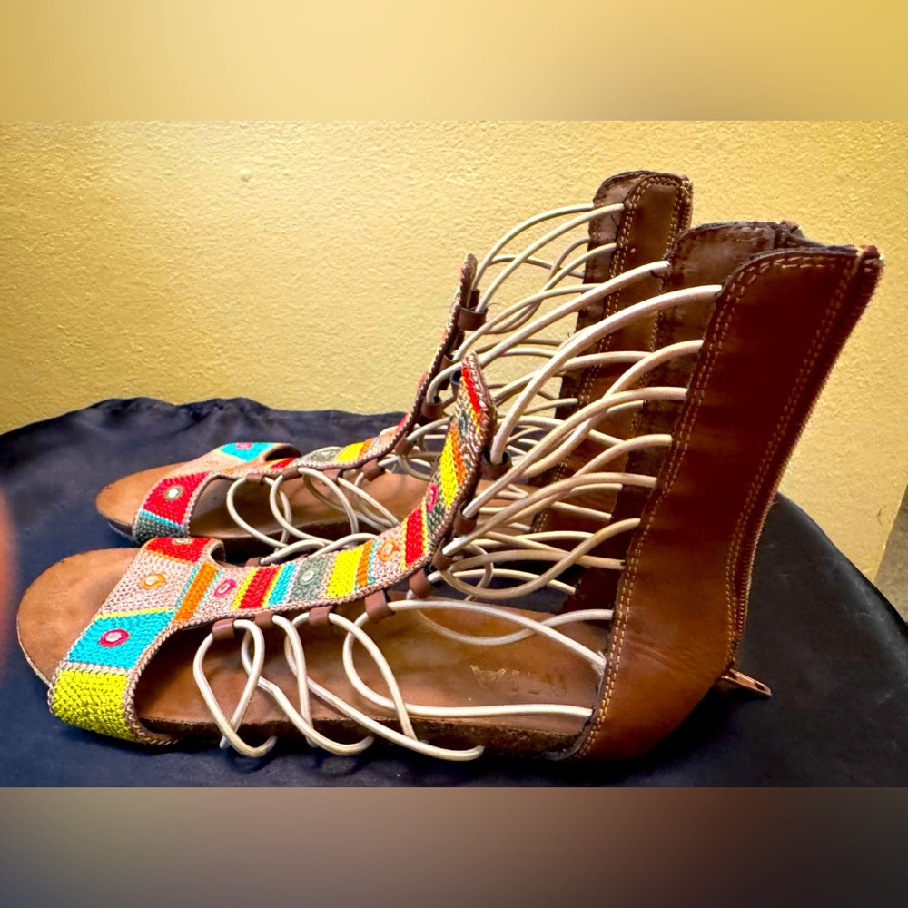 Preloved Women’s Aldo size 7 multicolored Egyptian sandals that zip in back.